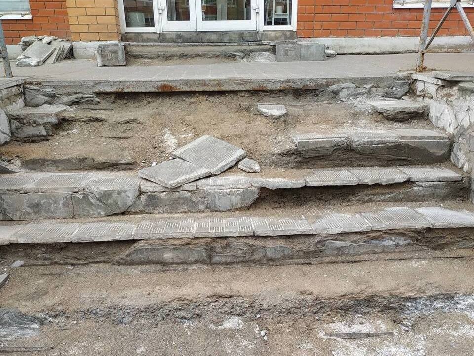 Жители Дзержинского требуют оградить и отремонтировать разрушенную лестницу у дома