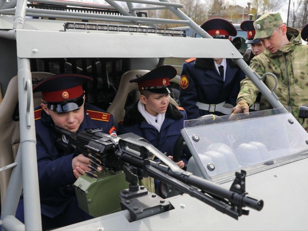 Кадеты соревновались в сборке автомата Калашникова в Балашихе