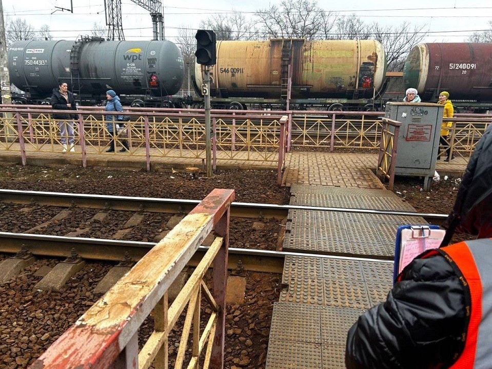«С риском для жизни»: жители Софрино жалуются на невозможность безопасно перейти через  железнодорожные пути