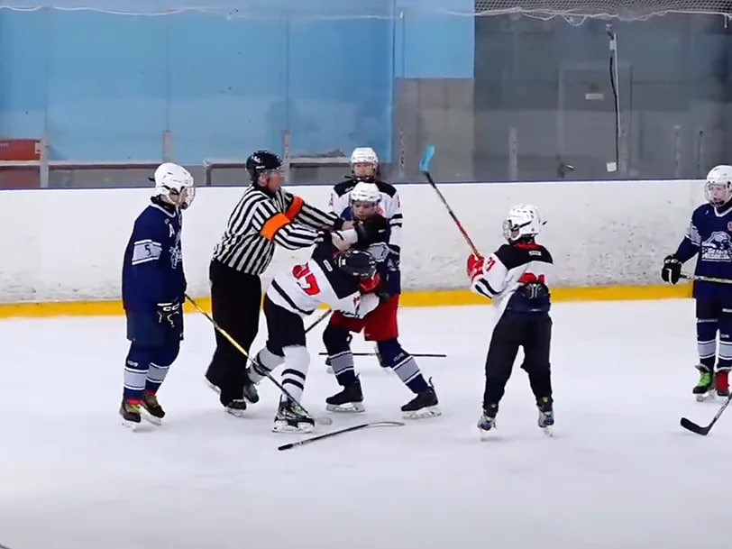 Играли жестко: хоккеист «Белых Медведей» разнёс клюшку о голову соперника