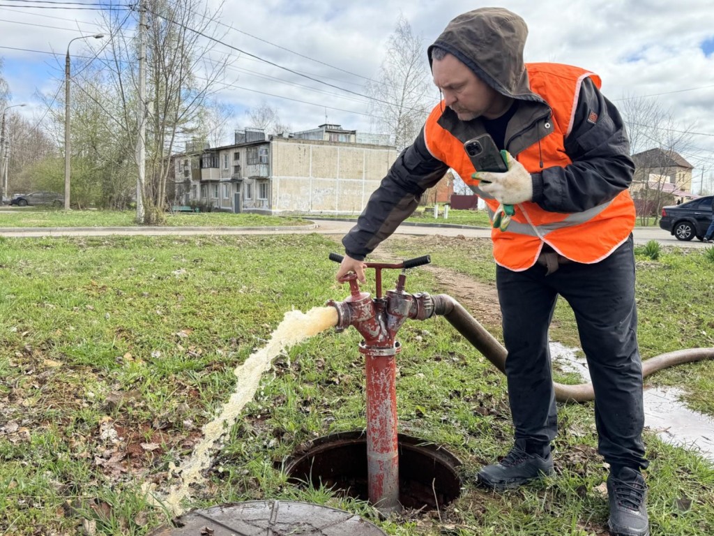 Коммунальщики очистили систему водоснабжения в деревне Павлищево