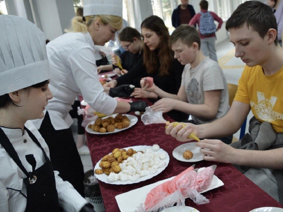 Химкинские школьники освоили кулинарное мастерство и научились делать вечерние укладки