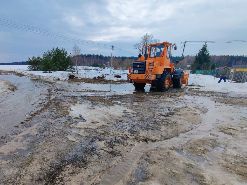 В деревне Тюшино на размытой дороге расчистили водопропускную трубу и организовали дежурство трактора