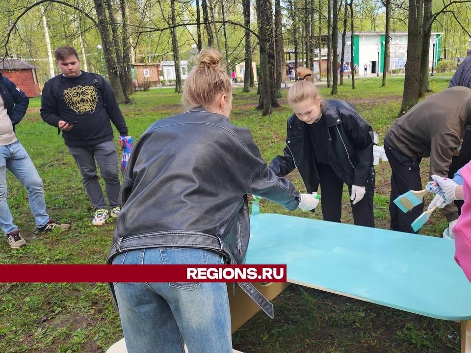 Три «Скамьи дружбы» в городском парке обрели цвет благодаря каширским школьникам