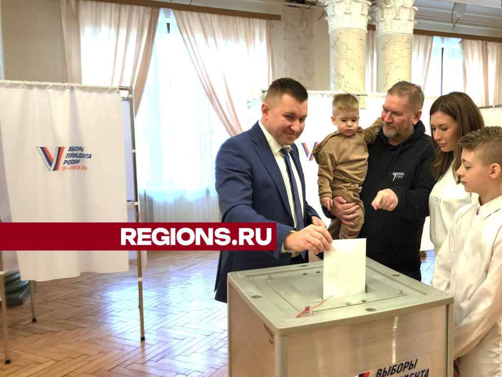 Иван Осадчев на выборы президента пришел со всей семьей