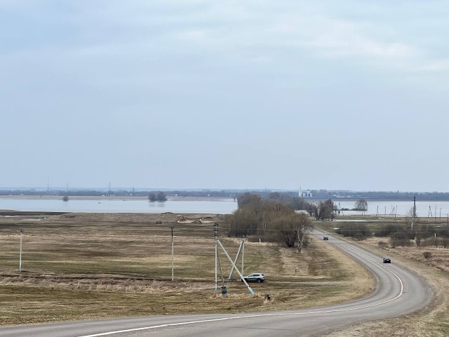 Для жителей деревни Лисьи Норы организована транспортировка через затопленный участок дороги