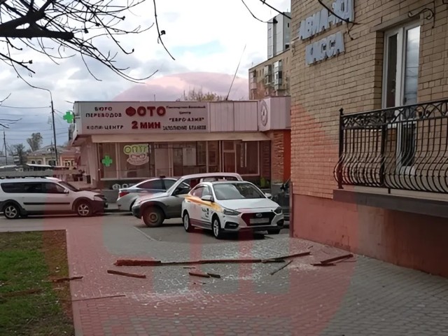 Упавшая конструкция едва не убила маму с ребенком в Серпухове