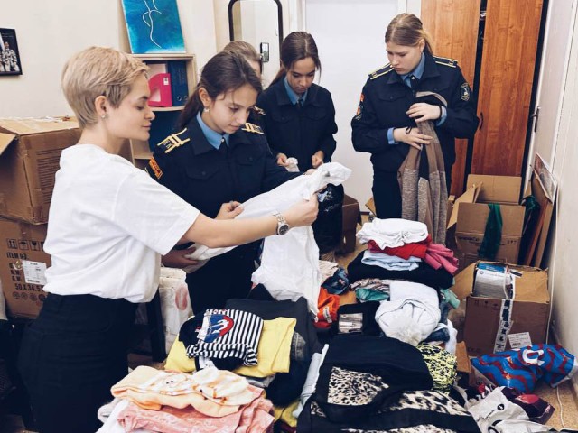 Гуманитарный груз: продукты, теплая одежда, коптеры и даже корм для животных в зоопарке Донбасса