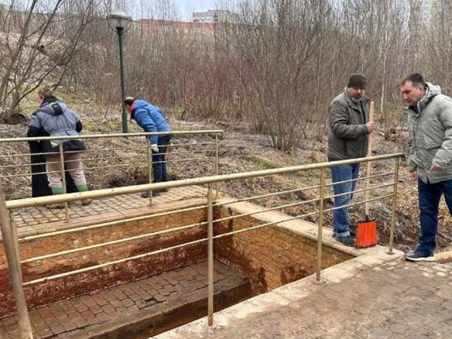 Коммунальщики и горожане убрали территорию Гремячевского родника