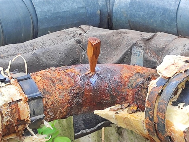 Забили кол: коммунальщики Солнечногорска починили дырявую теплотрассу деревяшкой