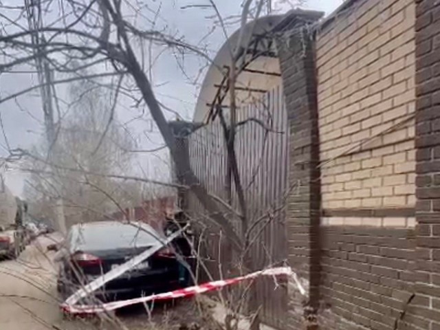 В Балашихе автомобиль протаранил стену частного дома и скрылся с места ДТП
