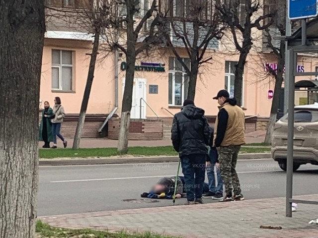 В Серпухове неравнодушные прохожие помогли мужчине, которому стало плохо на улице