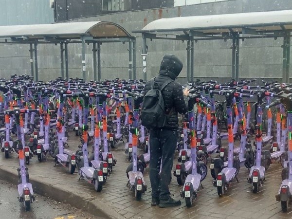 Самокаты захватили остановку общественного транспорта в Красногорске