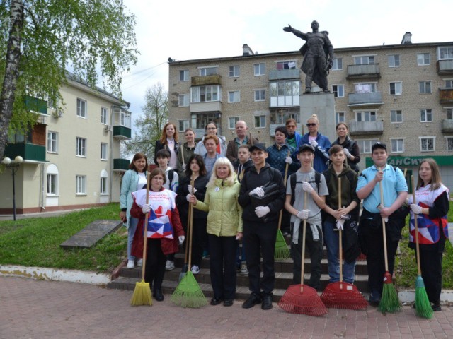 Волонтеры Серпухова навели порядок на воинском мемориале