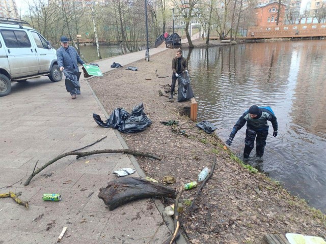 В парке Свердловский очистили от мусора местный пруд