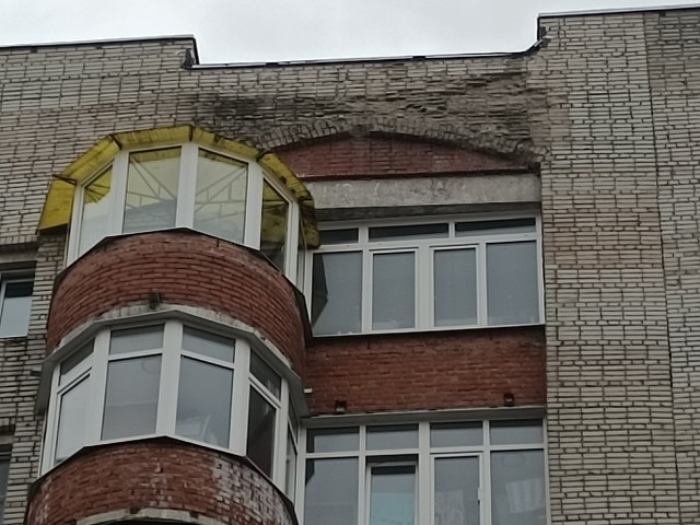Специализированная компания обследует, разрушающийся фасад дома на Ленина 24Б