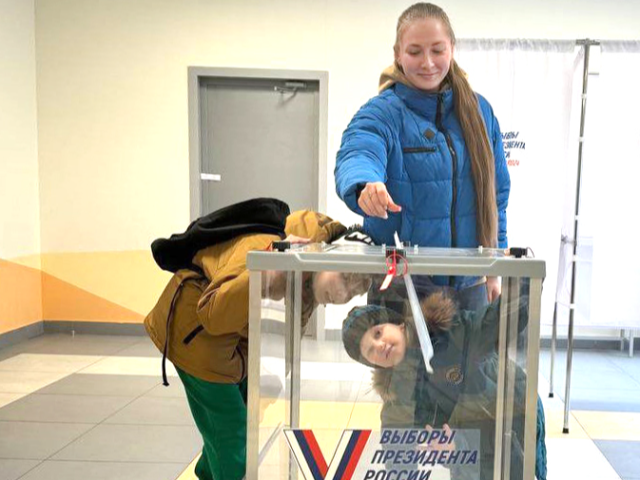 «Я хочу быть частью этого процесса»: молодая активистка проголосовала на выборах президента России