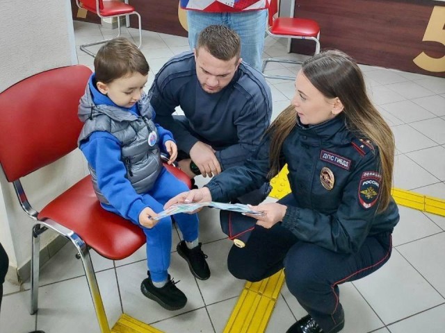 Сотрудники Госавтоинспекции рассказали жителям Фрязина о правилах перевозки детей в автомобиле