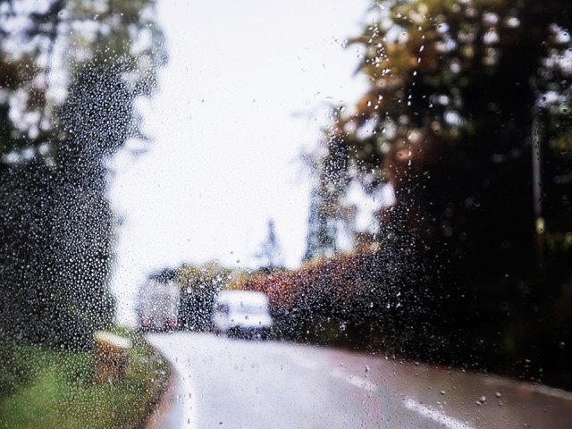 В Минтрансе Подмосковья предупредили водителей о сильном дожде с грозой