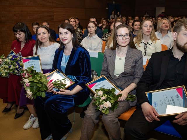 В Одинцовском округе подвели итоги профессиональных конкурсов и наградили более 20 педагогов