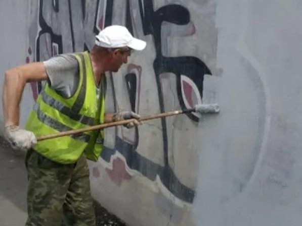 Коммунальщики закрасили надписи вандалов на Можайском шоссе
