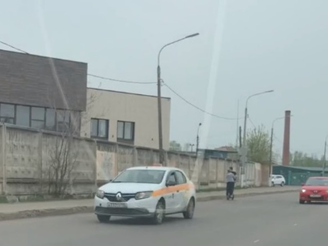 Паровозиком по встречке: подростки выехали на проезжую часть на электросамокатах в Электростали