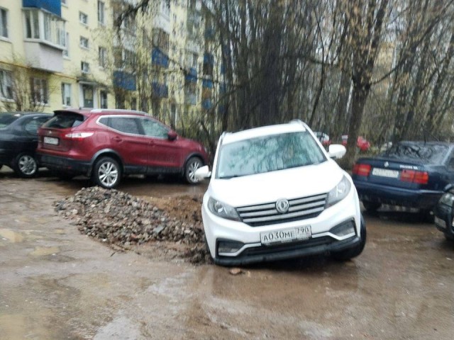 В Солнечногорске автомобиль «прилег» отдохнуть прямо в яме