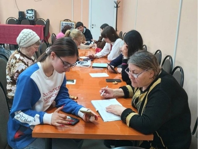IT-муровцы 2.0: волонтеры из Павловского Посада учат пенсионеров пользоваться смартфонами