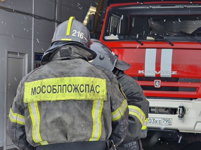 Огнеборцам и спасателям Химок вручили награды ко Дню пожарной охраны