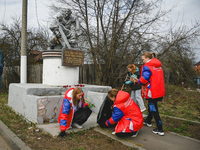 Фрязинские волонтеры привели в порядок памятник летчику, который первым совершил таран в годы ВОВ