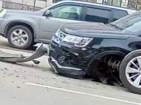 «Вырвало с мясом переднюю стойку»: авария произошла утром на улице Гудкова
