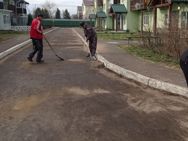 В Лотошино привели в порядок дороги, отремонтировали детские площадки и установили новые лавочки