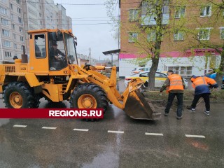 Уборку улиц Бумажников и Цеховой коммунальщики ведут, несмотря на капризы погоды