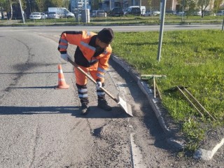 Дорожные службы проводят работы по уборке на Лихачевском шоссе, путепроводе Хлебниково, Новом бульваре и в других частях города