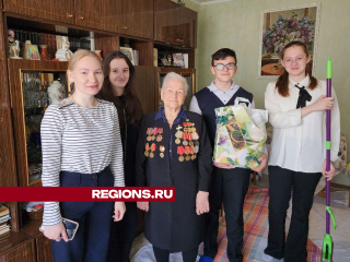 Школьники помогли по хозяйству ветерану Лидии Тестоедовой в «День добрых дел»