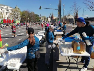 Московский полумарафон: бронницкие волонтеры помогали бегунам на дистанции