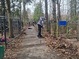 Коммунальщики убрались на Болшевском кладбище перед родительской субботой