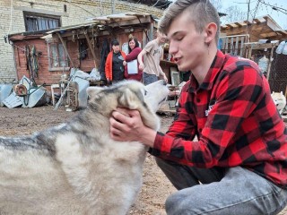 Подростки из семейного центра «Доверие» помогли щелковскому приюту для собак