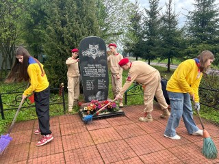 Юнармейцы Домодедова привели в порядок мемориал защитникам Отечества на Заборьевском кладбище