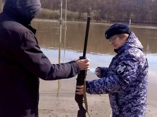 Не стреляйте друг в друга: росгвардейцы на затопленных территориях в Луховицах контролируют оборот оружия
