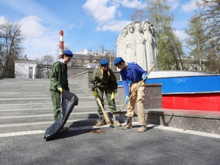Юнармейцы Мытищ почистили монумент в Парке Мира