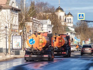 Для чистоты и безопасности: дороги Звенигорода помыли специальным шампунем