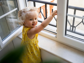 Окна детям не игрушки: простые правила помогут спасти жизнь ребенка