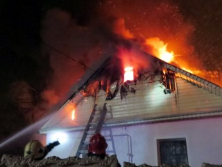 Ночной пожар в Большом Бунькове тушили более десяти человек