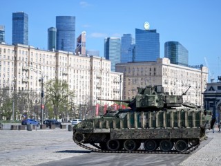 Трофейный Leopard доставили в Москву на выставку военной техники