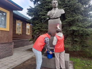 Убрались и просветились: волонтеры рассказали об особенностях субботника возле Дома-музея маршала Чуйкова
