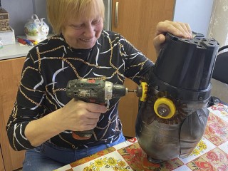 С шуруповертом и улыбкой: пенсионерка из Солнечногорска соорудила сову из вторсырья
