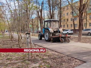 Тротуары на улице Пушкина вычистили с помощью спецтехники
