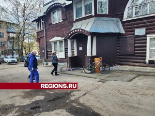 Территорию Краеведческого музея в Пушкино очистили от мусора и старой листвы