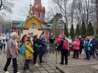 С палками и гидом: пенсионеры отправились на пешую экскурсию по паркам Красногорска